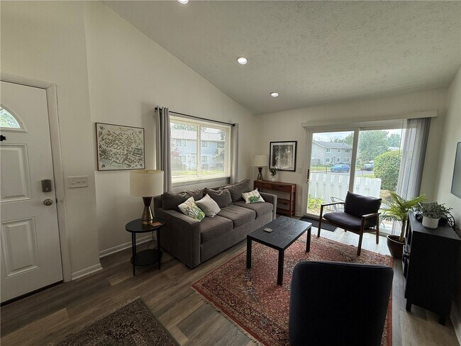 Foto del edificio - 740 Eastbrooke Ln