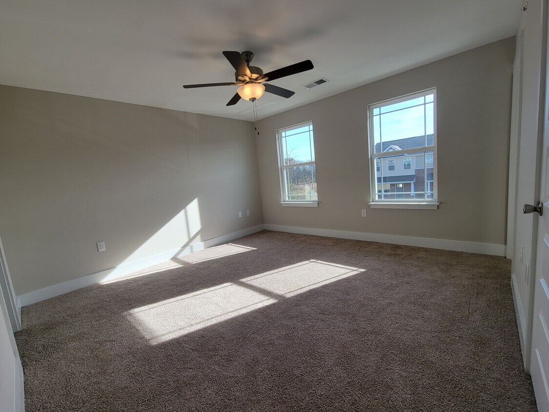 Building Photo - 2052 Sunflower Dr