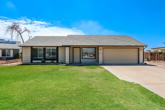 Building Photo - 811 E Hillview Cir