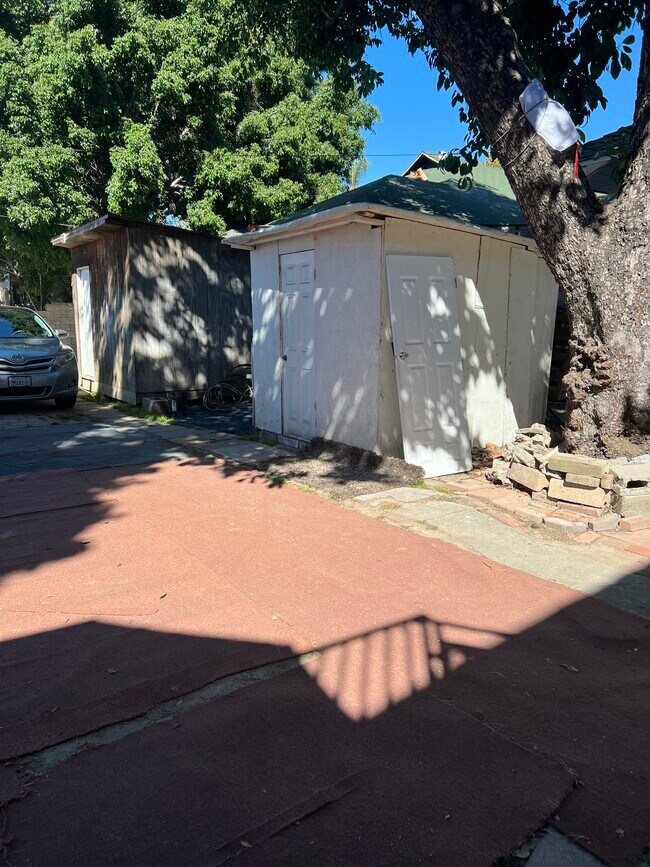 Building Photo - 1467 W Vernon Ave