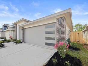 Building Photo - 12733 Ermine St