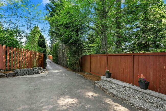 Foto del edificio - Private Kenmore Retreat | 4 Bed | 2 Bath | Beautifully Updated | Landscaping Included- Available ...