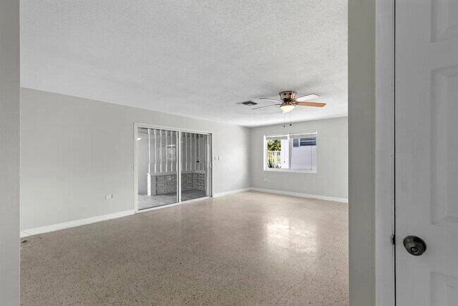Building Photo - 594 W Shore Dr