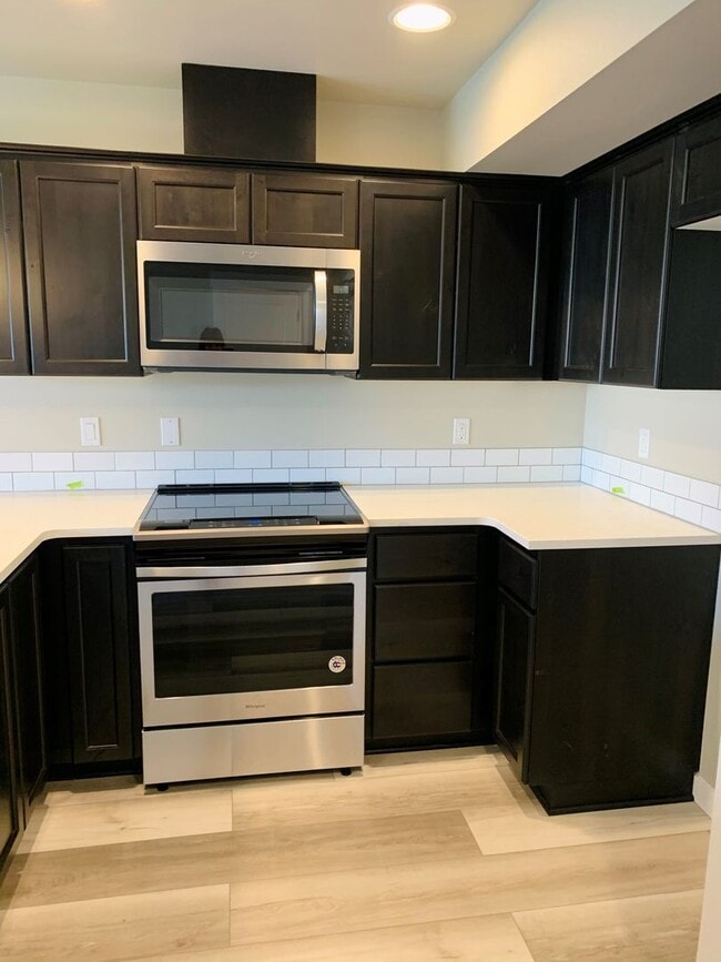 Building Photo - Whether you just want the extra room or need it for your family, our townhomes are calling!!