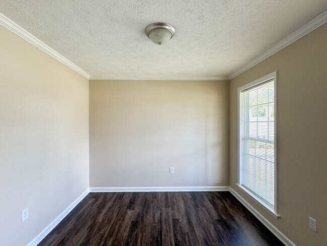 Building Photo - Charming 3 Bed 2.5 Bath Hope Mills Home