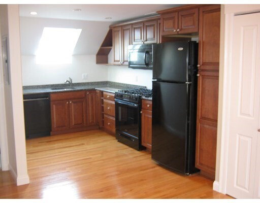 Primary Photo - 17 Hawkes St