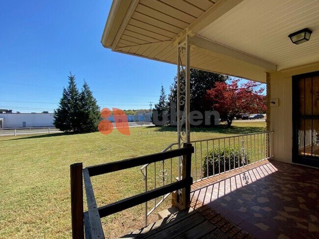 Foto del edificio - 2217 Hickory Valley Rd