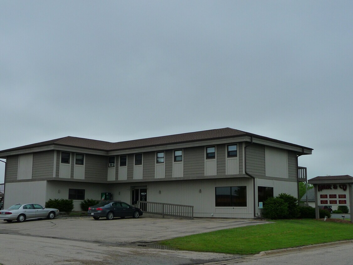 Primary Photo - 130 W Warren St