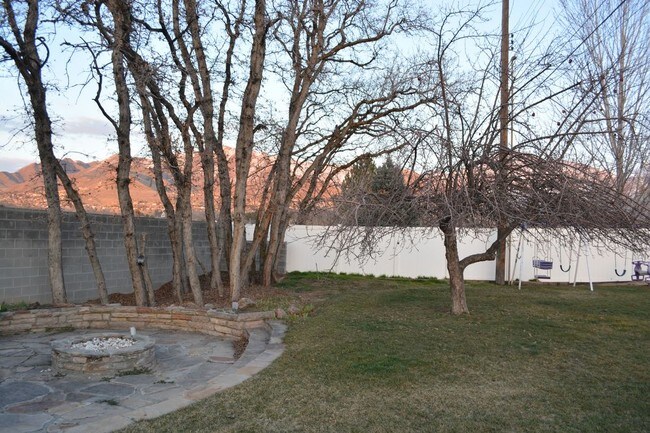 Building Photo - 1901 E Hillcrest Ave