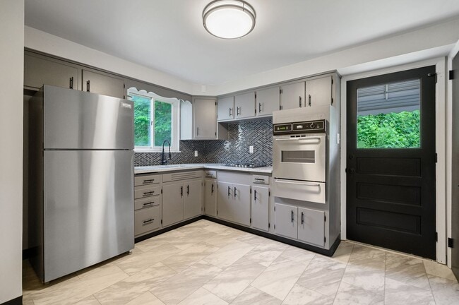 Stunning 3 bedroom home in West Mifflin available July 1! - Stunning 3 bedroom home in West Mifflin available July 1!