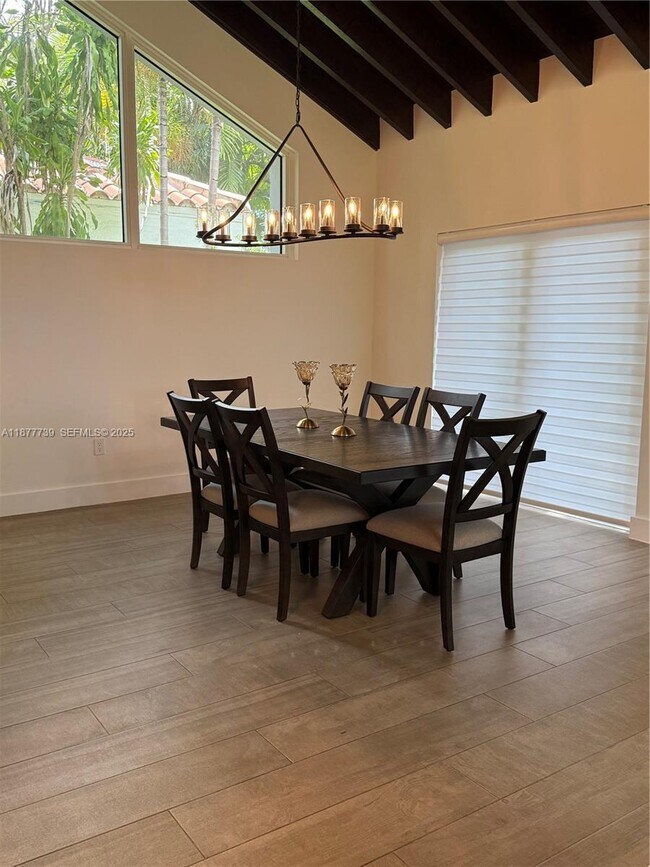 Foto del edificio - 3231 Salzedo St