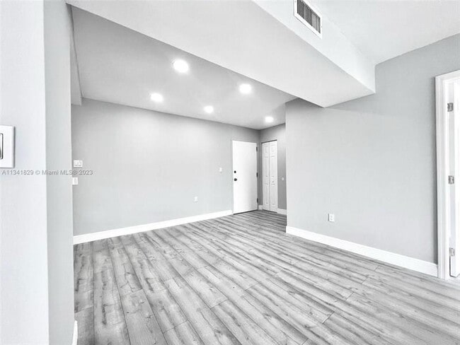 Building Photo - 4174 Inverrary Dr