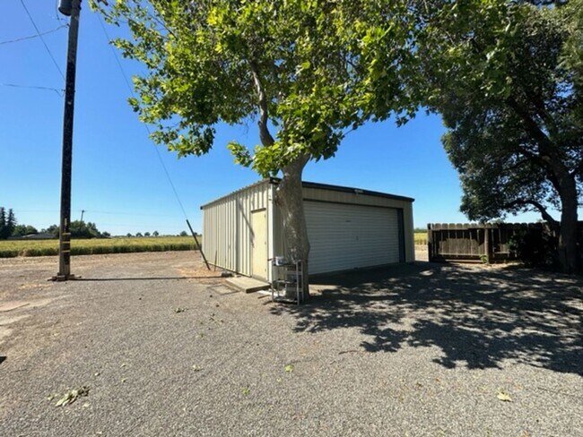 Foto del edificio - Country Elegance: Expansive 3-Bed, 4-Bath ...