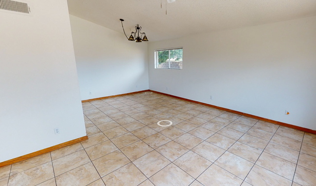 Building Photo - 5 BEDROOM, 2 BATH TEMPE HOME WITH DIVING P...