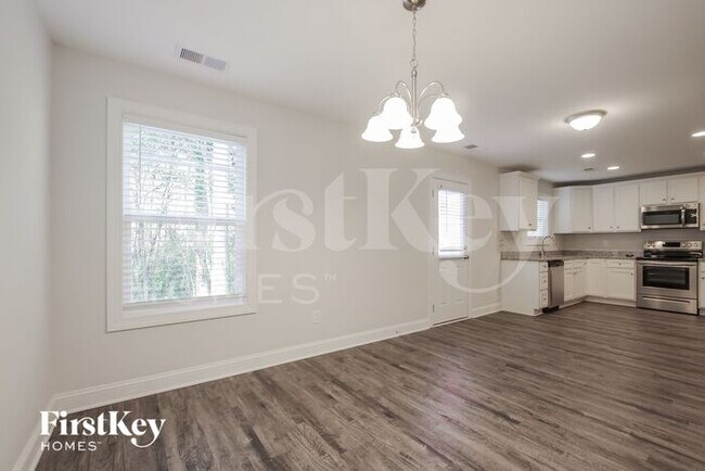Foto del edificio - 6627 Rockwell Blvd