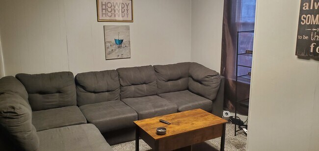 Sala de estar lo suficientemente grande para un sofá seccional y un televisor grande. - 127 1/2 S 7th St