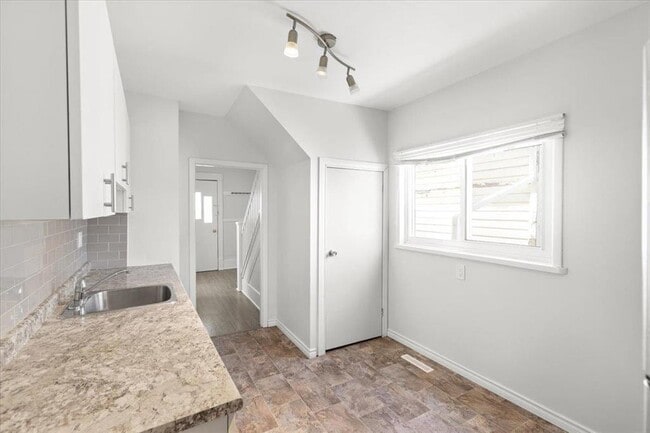 Building Photo - 1565 Ross Ave
