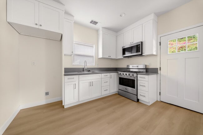 Building Photo - 3200 Weldon Ave