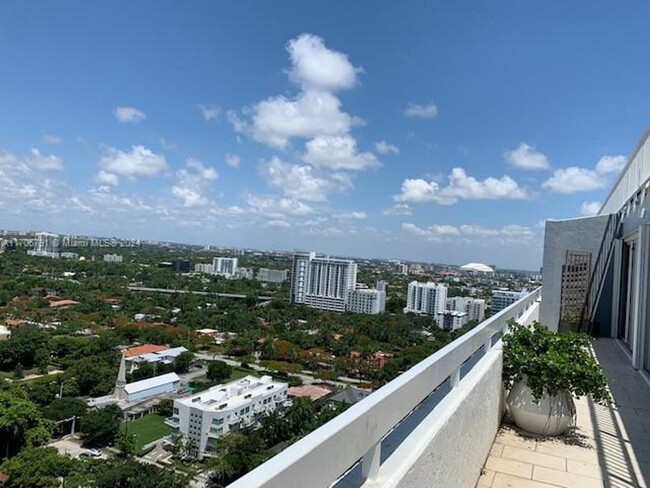 Foto del edificio - 1627 Brickell Ave