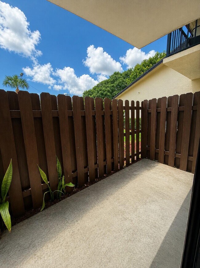 Foto del edificio - 2050 Oleander Blvd