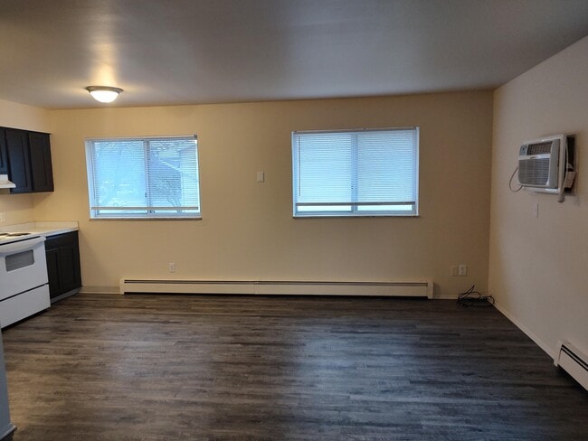 Building Photo - East Knoll Apartments (Renewed Investments II LLC)