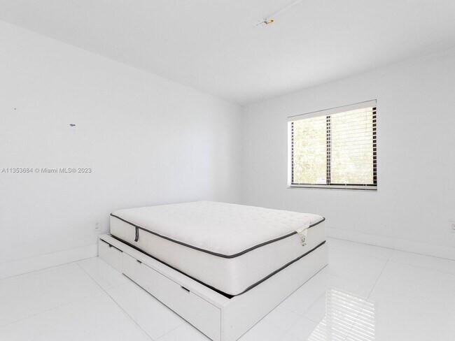 Building Photo - 2201 Brickell Ave