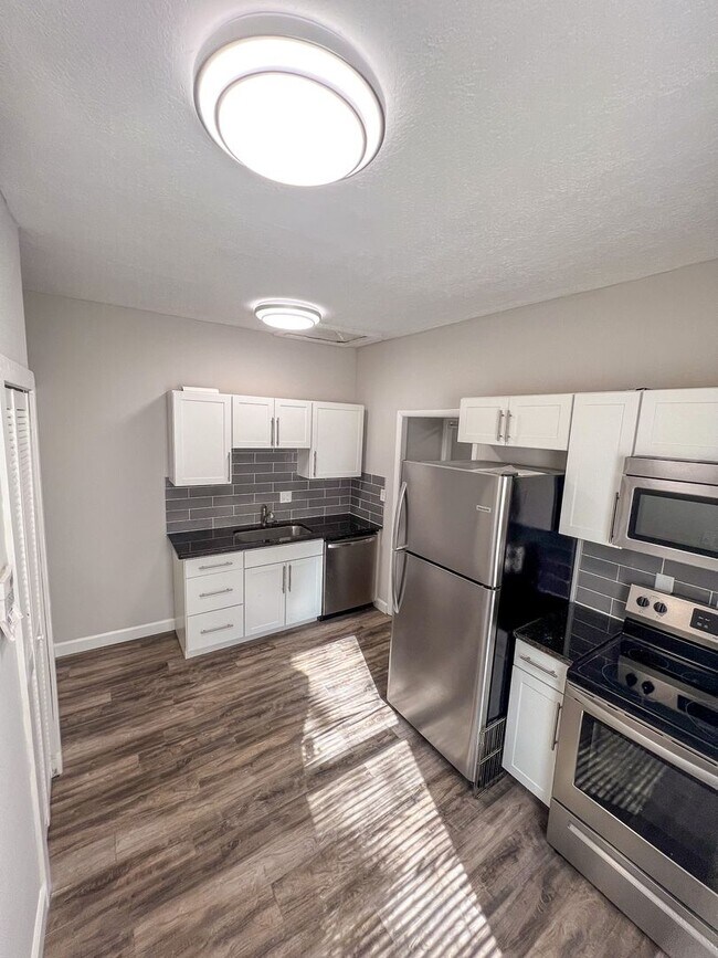 Foto del edificio - 2437-2439 Indianola Avenue