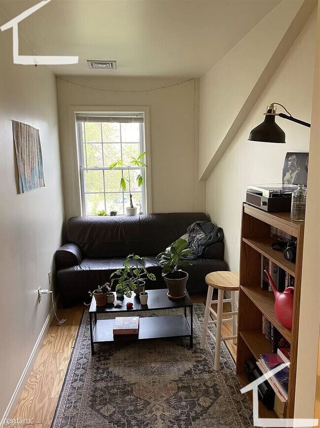 Foto del edificio - 5 br, 2.5 bath House - 36 Raymond St Apt 1E