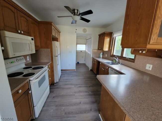 Building Photo - 129 Louis St