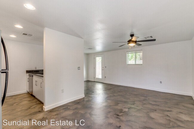 Building Photo - 2031 E Glenrosa Ave