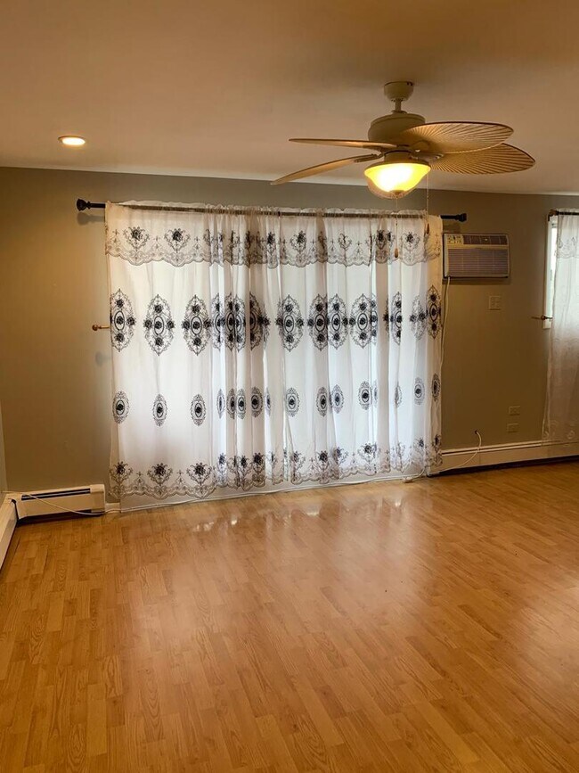 Foto del edificio - 9445 Kenton Ave