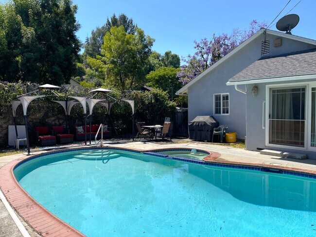 Foto del edificio - Beautiful 3 bedroom + 2 bath home in Woodl...