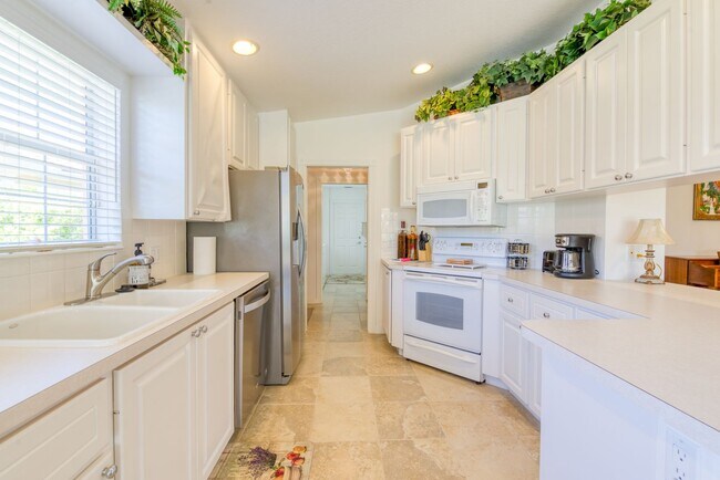 Foto del edificio - Fully furnished, 2-bedroom, 2 bath, 2 car garage villa