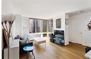 Building Photo - 260 W 54th St