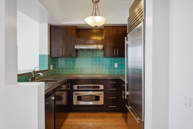 Building Photo - 525 E Seaside Way
