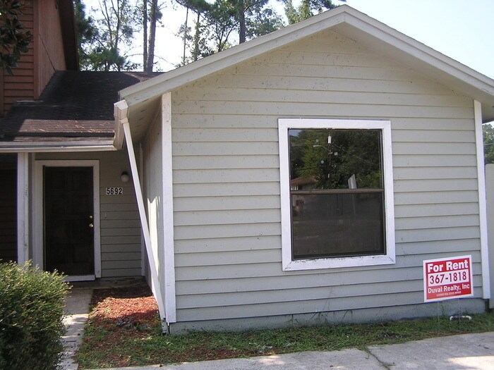2 bedroom 2 bathroom on Westside Townhome Rentals in Jacksonville FL