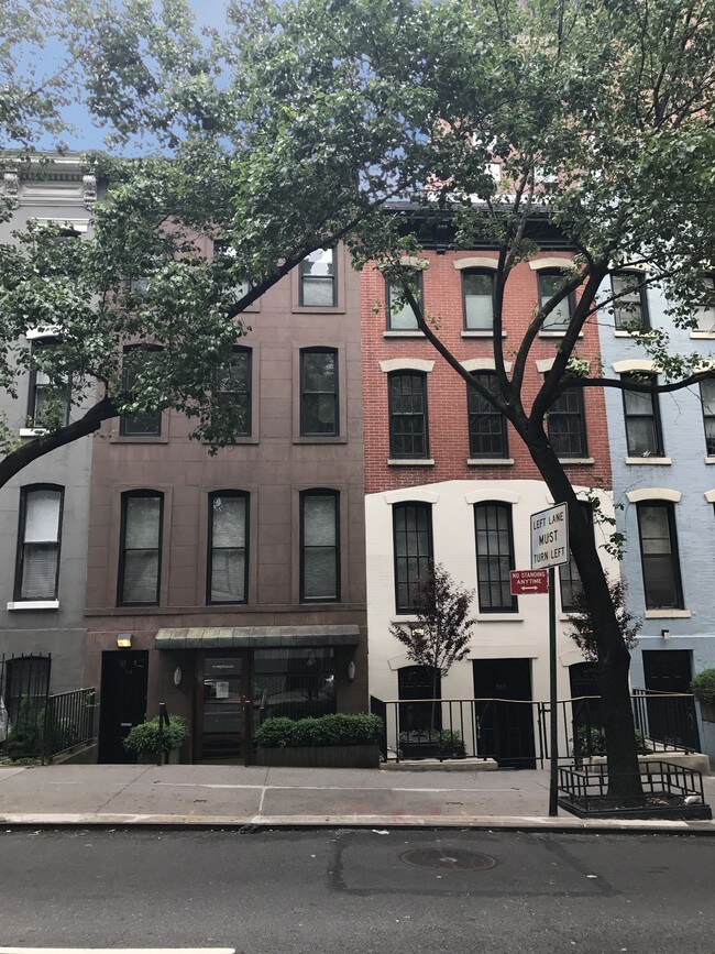 Exterior Building Photo - 351 E 62nd St