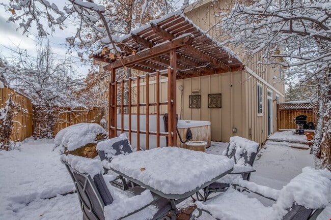 Building Photo - Furnished 3 Bedroom only 24 minutes from M...