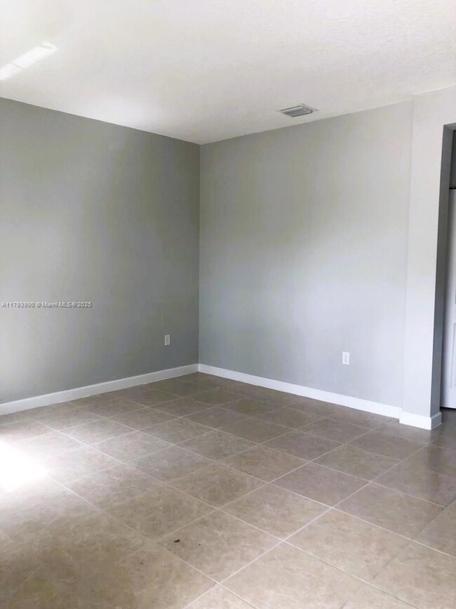 Foto del edificio - 2743 SE 15th St