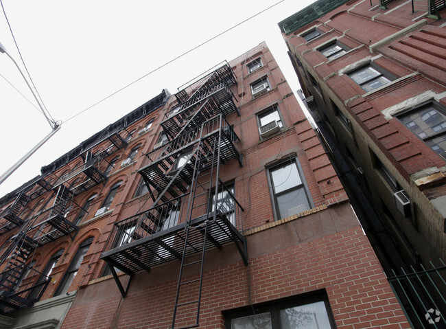 Foto del edificio - 302 E 83rd St