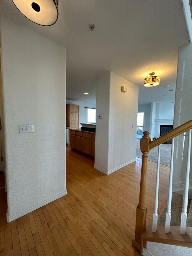 Building Photo - 2 Bedroom Townhome with Incredible Mountai...