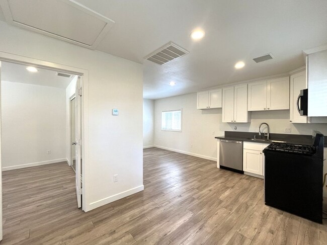 Building Photo - 1629 Kendall Dr