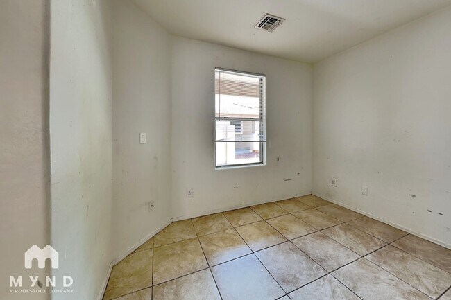 Foto del edificio - 24800 W Wayland Dr