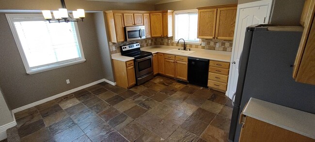Building Photo - Quaint Home in Eagle Mountain w 2 car garage!