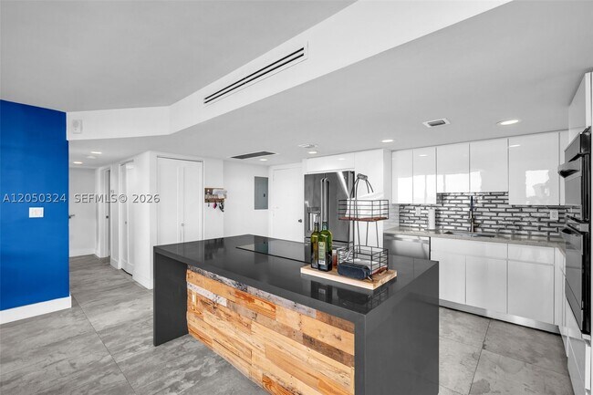 Foto del edificio - 7135 Collins Ave