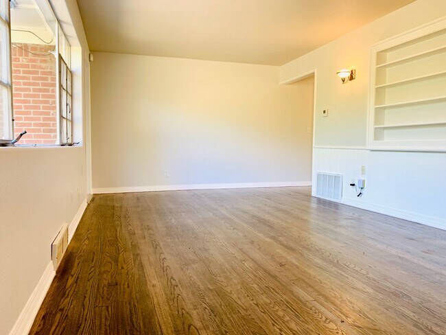Foto del edificio - Awesome 3BD 2BA Home with HUGE Primary Bedroom in Lakewood Addition!!