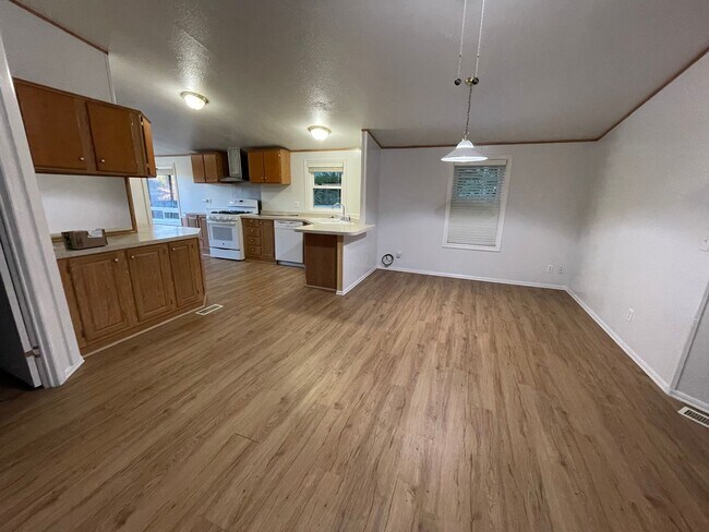 Foto del edificio - Lakebay 3 Bedroom Available Now, Fenced Yard & More! $500 Move in Bonus!