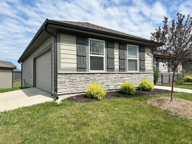 Foto del edificio - Spacious 4 Bed Attached Villa in Blue Springs w/ New Flooring Throughout