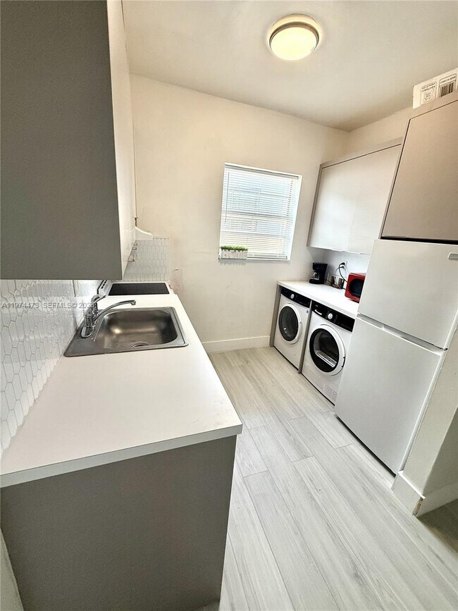 Building Photo - 1043 NW 2nd St