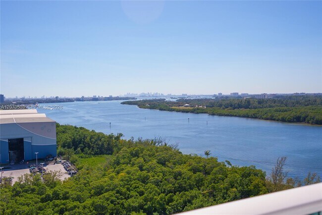 Foto del edificio - 100 Bayview Dr